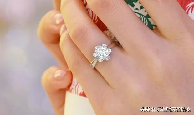 钻戒黄金戒指怎么戴（戴戒指的正确方法）