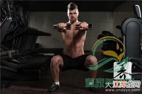深蹲器怎么锻炼胸肌 深蹲健身器材使用方法