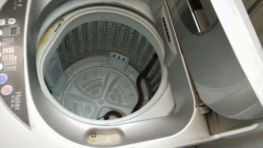 洗衣机盖花了怎么清洗 洗衣机盖子脏了用什么洗