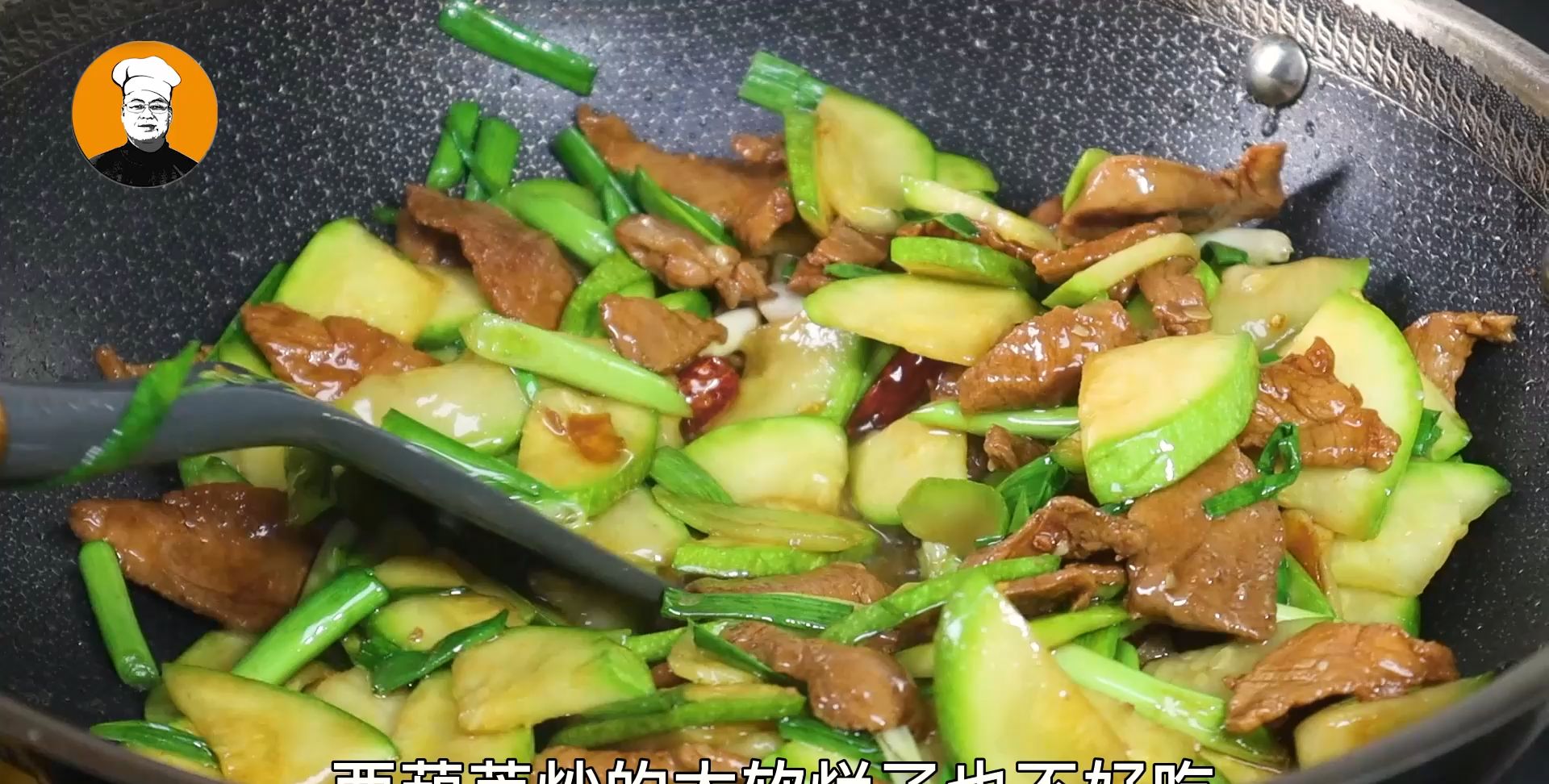 西葫芦鸡丁肉怎么炒才好吃 西葫芦鸡丁肉怎么炒才好吃视频