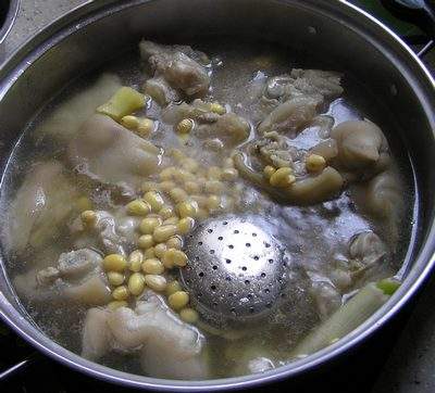 产妇猪蹄黄豆汤的做法(产妇猪蹄黄豆汤的做法下奶)