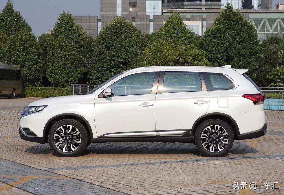 三菱七座suv报价图片(三菱七座车型及价格及图片)
